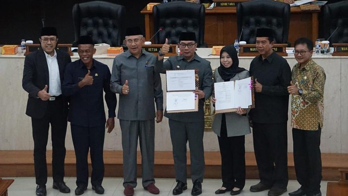 Rapat paripurna DPRD Jawa Barat terkait dengan persetujuan pemekaran Kabupaten Subang.