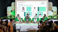 Sesi Panel Discussion: “Pentingnya Adopsi Teknologi Digital untuk Akselerasi Pertumbuhan Usaha” bersama [ki-ka] Dewi Meisari, Founder ukmindonesia.id, Bu Rudy, pemilik usaha Bu Rudy, dan Fahmi Faisal, Co-Founder dan CMO, Hijack Sandals serta Esther Samboh, Public Policy Manager WhatsApp Indonesia. 
