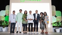 Ir. Bastian MBA, Sekretaris Kedeputian Kewirausahaan Kementerian Koperasi dan UKM; Fahmi Faisal, Co-Founder dan CMO, Hijack Sandals, bersama Esther Samboh, Public Policy Manager WhatsApp Indonesia; DR. (H.C). Zulkifli Hasan, S.E., M.M, Menteri Perdagangan Republik Indonesia, serta Pieter Lydian, Country Director Meta Indonesia, Bu Rudy, pemilik usaha Bu Rudy dan Dewi Meisari, Founder ukmindonesia.id dalam acara WhatsApp MSME Summit 2023 Naik Kelas bersama WhatsApp, di Jakarta, Selasa (27/6/2023). 