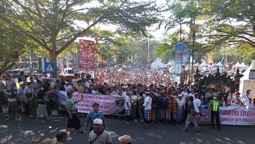 Ribuan massa dari Desa Bugbug saat menyampaikan aspirasi di depan kantor Bupati Karangasem untuk menolak pembangunan resort dan eksploitasi kawasan suci Pura Gumang, Selasa (27/6/2023).