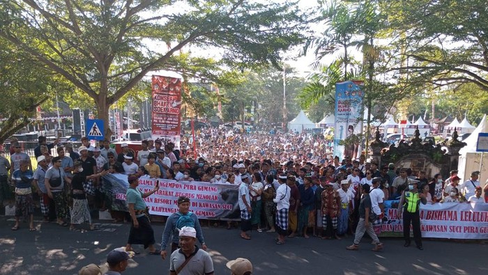 Ribuan massa dari Desa Bugbug saat menyampaikan aspirasi di depan kantor Bupati Karangasem untuk menolak pembangunan resort dan eksploitasi kawasan suci Pura Gumang, Selasa (27/6/2023).
