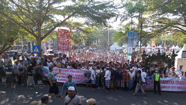 Ribuan massa dari Desa Bugbug saat menyampaikan aspirasi di depan kantor Bupati Karangasem untuk menolak pembangunan resort dan eksploitasi kawasan suci Pura Gumang, Selasa (27/6/2023).