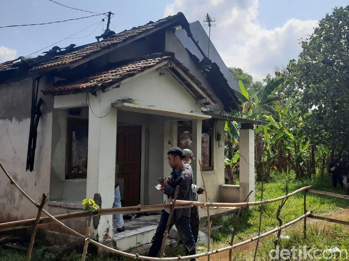 Rumah di Desa Tumpang Krasak, Kecamatan Jati, Kabupaten Kudus, Jawa Tengah, terbakar, Selasa (27/6/2023) siang.