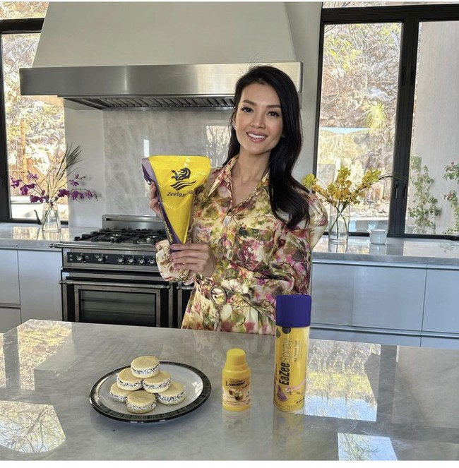 Farah Quinn juga memperlihatkan bagian dapur dari rumahnya saat sedang menyiapkan hidangan lezat untuk keluarga. Dapurnya cukup luas dan rapih dengan kitchen set bernuansa putih, hitam, dan abu-abu. Foto: Dok. Instagram Farah Quinn