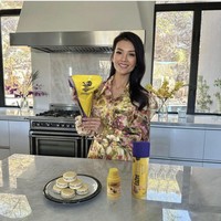 Farah Quinn juga memperlihatkan bagian dapur dari rumahnya saat sedang menyiapkan hidangan lezat untuk keluarga. Dapurnya cukup luas dan rapih dengan kitchen set bernuansa putih, hitam, dan abu-abu. Foto: Dok. Instagram Farah Quinn