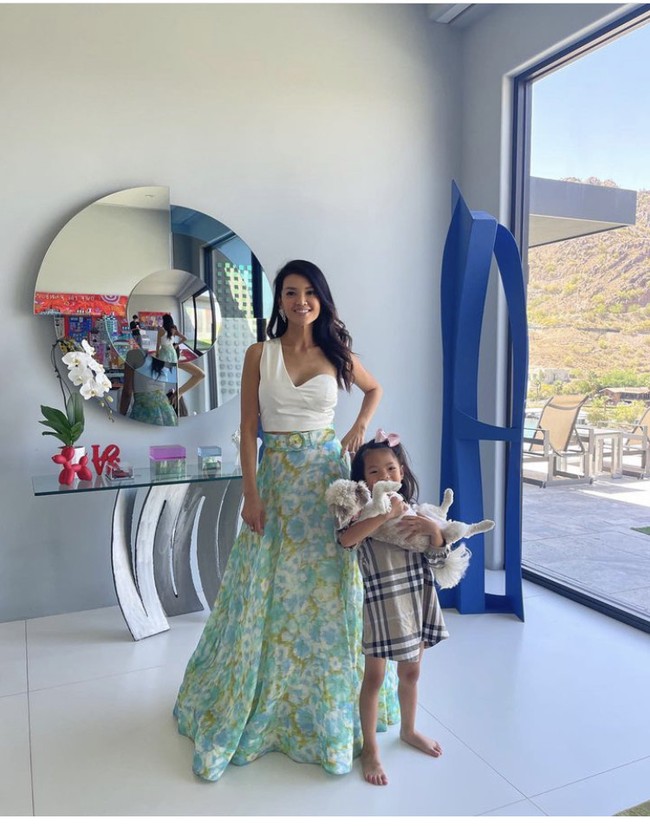 Beberapa bunga segar ditata dengan rapi di dapur dan terlihat estetik. Farah Quinn pun kerap melibatkan sang suami dan putri kecilnya untuk memasak di dapur. Foto: Dok. Instagram Farah Quinn