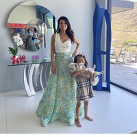 Beberapa bunga segar ditata dengan rapi di dapur dan terlihat estetik. Farah Quinn pun kerap melibatkan sang suami dan putri kecilnya untuk memasak di dapur. Foto: Dok. Instagram Farah Quinn