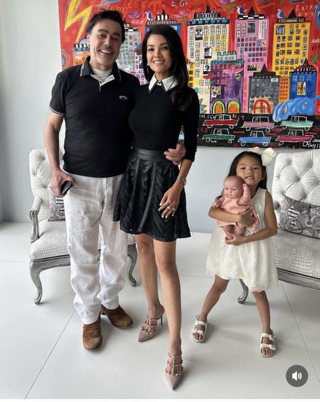 Bersama dengan sang suami yang masih belum diketahui namanya, dan kedua anaknya, Farah Quinn kerap berbagi unggahan yang melihatkan latar belakang rumahnya. Foto: Dok. Instagram Farah Quinn