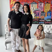 Bersama dengan sang suami yang masih belum diketahui namanya, dan kedua anaknya, Farah Quinn kerap berbagi unggahan yang melihatkan latar belakang rumahnya. Foto: Dok. Instagram Farah Quinn