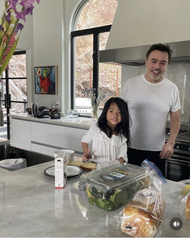 Pada beberapa bagian sudut, banyak jendela besar yang memenuhi ruangan. Hal ini membuat rumah Farah Quinn terlihat luas dan cerah. Foto: Dok. Instagram Farah Quinn