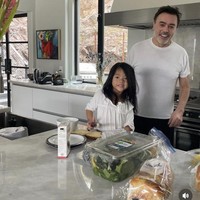 Pada beberapa bagian sudut, banyak jendela besar yang memenuhi ruangan. Hal ini membuat rumah Farah Quinn terlihat luas dan cerah. Foto: Dok. Instagram Farah Quinn