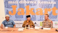Kadiv Humas Polda Metro Jaya Kombes. Pol Trunoyudo Wisnu Andiko (kanan) Penasehat Utama Mernteri Pariwisata dan Ekonomi Kreatif Didien Junaedy dan Kepala Balai Budaya Jakarta Syahnagara Ismail (kiri) menjadi pembicara dalam acara pameran dan diskusi dengan tema Mau Dibawa Kemana Jakarta kota kita di Balai Budaya Jakarta, Selasa (27/6). Pameran ini berlangsung sampai tanggal 28 Juni mendatang.