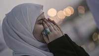 Seorang jemaah haji asal Mesir tampak menangis saat wukuf di Arafah. AP Photo/Amr Nabil.  