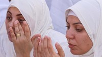 Jemaah haji berdoa di Bukit Rahmat di dataran Arafat selama ibadah haji tahunan, di luar kota suci Makkah, Arab Saudi, Selasa (27/6/2023). REUTERS/Mohamed Abd El Ghany.  