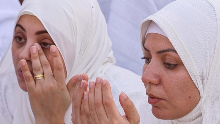 Muslim pilgrims pray on the Mount of Mercy at the plain of Arafat during the annual haj pilgrimage, outside the holy city of Mecca, Saudi Arabia, June 27, 2023. REUTERS/Mohamed Abd El Ghany