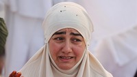 Air mata haru menetes di pipi jemaah haji wanita ini. REUTERS/Mohamed Abd El Ghany.  