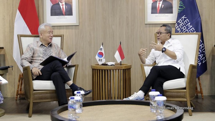 Zulhas menyambut hangat kedatangan Dubes Korea Selatan, Lee Sangdeok di markas Kemendag, Jakarta.
