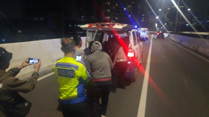 Seorang pemotor tewas usai alami kecelakaan di Jalan Layang Non-Tol (JLNT) Casablanca, Jakarta Selatan (Jaksel). Korban kecelakaan ialah seorang pemotor. (dok Twitter @TMCPoldaMetro)