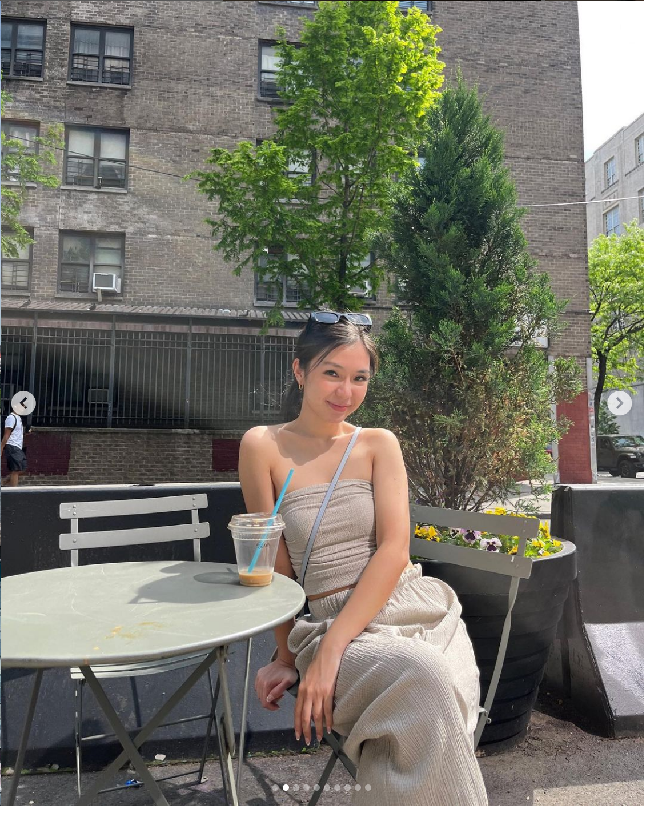 Nama Shi Qi populer di media sosial setelah kerap membuat konten bersama muridnya di kelas. Dia mengaku sudah mendapat persetujuan dari para orangtua murid untuk membuat konten. Foto: Dok. Instagram qiwiie