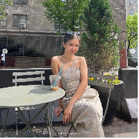 Nama Shi Qi populer di media sosial setelah kerap membuat konten bersama muridnya di kelas. Dia mengaku sudah mendapat persetujuan dari para orangtua murid untuk membuat konten. Foto: Dok. Instagram qiwiie