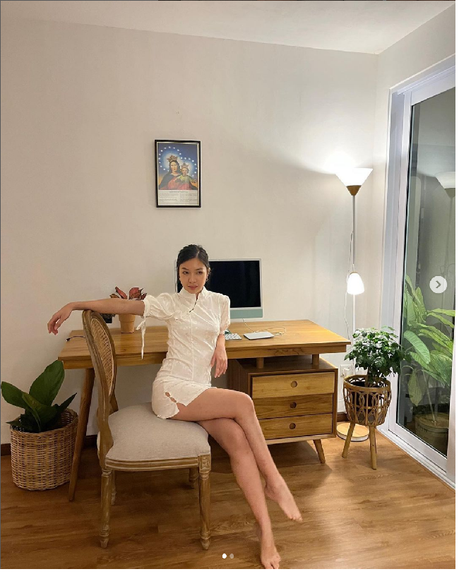 Dalam video yang jadi kontroversi, Shi Qi merekam saat dia memeriksa tas murid-muridnya. Dia kemudian mengeluarkan permen dari salah satu tas muridnya dan memakan permen tersebut. Foto: Dok. Instagram qiwiie