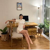 Dalam video yang jadi kontroversi, Shi Qi merekam saat dia memeriksa tas murid-muridnya. Dia kemudian mengeluarkan permen dari salah satu tas muridnya dan memakan permen tersebut. Foto: Dok. Instagram qiwiie