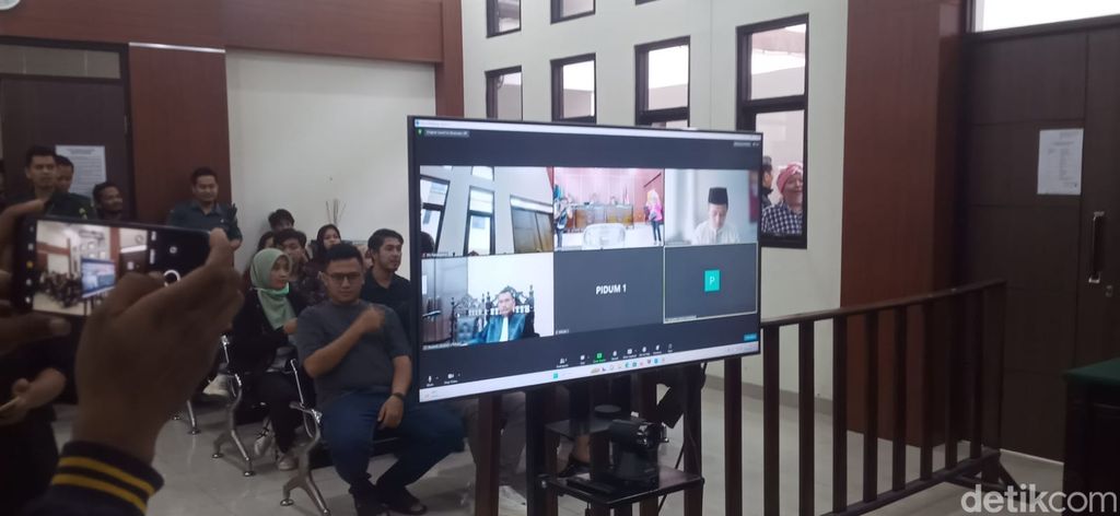 Sidang agenda penuntutan atas terdakwa Alwi Husaeni Maolana terkait kasus penyebaran video asusila untuk ancaman (revenge porn) digelar secara tertutup. (Aris R/detikcom)