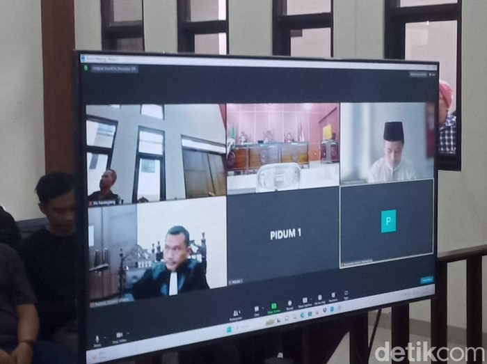 Sidang agenda penuntutan atas terdakwa Alwi Husaeni Maolana terkait kasus penyebaran video asusila untuk ancaman (revenge porn) digelar secara tertutup. (Aris R/detikcom)
