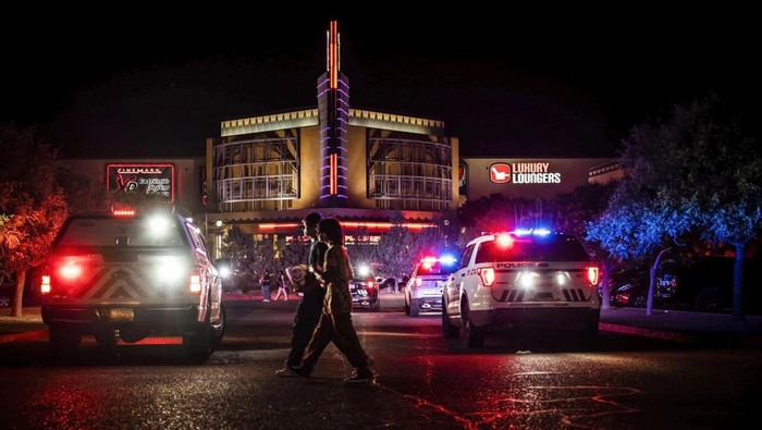 Situasi di luar bioskop di Albuquerque, New Mexico, AS, setelah penembakan maut terjadi. (Chancey Bush/The Albuquerque Journal via AP)