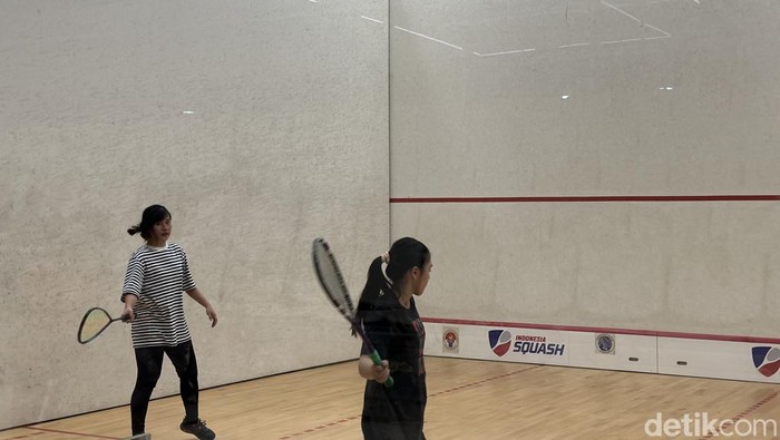 Capek Ngomong Sama Tembok? Cobain Squash Aja, Main Bola Sama Tembok