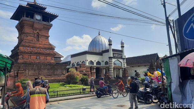 Suasana di kompleks Masjid, Menara, dan Makam Sunan Kudus, Selasa (27/6/2023).
