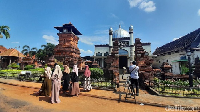 Suasana di kompleks Masjid, Menara, dan Makam Sunan Kudus, Selasa (27/6/2023).