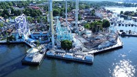Sebagai informasi, Grona Lund merupakan taman hiburan populer di Stockholm. Roller coaster Jetline yang melaju di atas rel baja disebut mampu bergerak dengan kecepatan hingga 90 kilometer per jam dan memiliki ketinggian hingga 30 meter. Disebutkan juga bahwa roller coaster itu menarik perhatian 1 juta pengunjung setiap tahunnya.