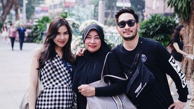 7 Potret Kebersamaan Syahnaz dengan Mertuanya yang Jarang Disorot