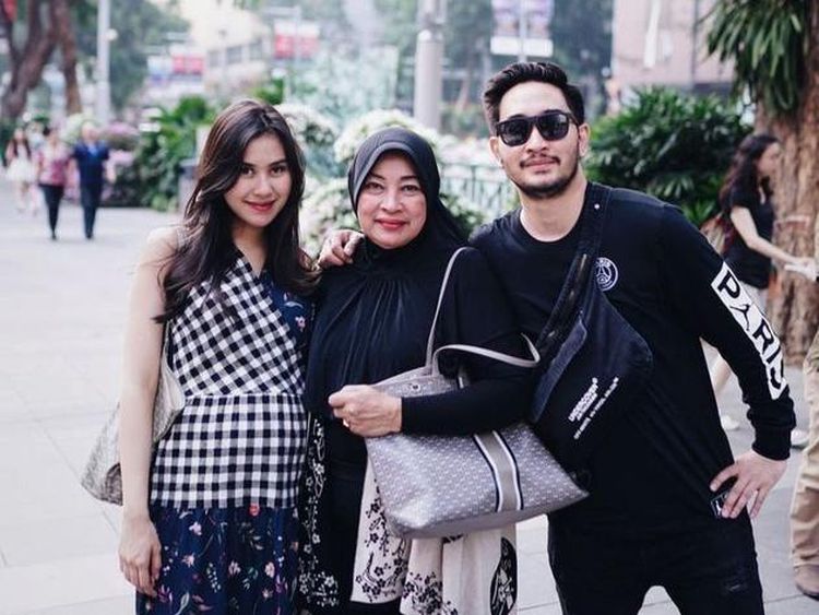 7 Potret Kebersamaan Syahnaz dengan Mertuanya yang Jarang Disorot