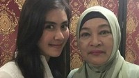 Tapi ternyata cukup banyak momen kebersamaan Syahnaz dan mertuanya di Instagram. Foto: Instagram Syahnaz Sadiqah