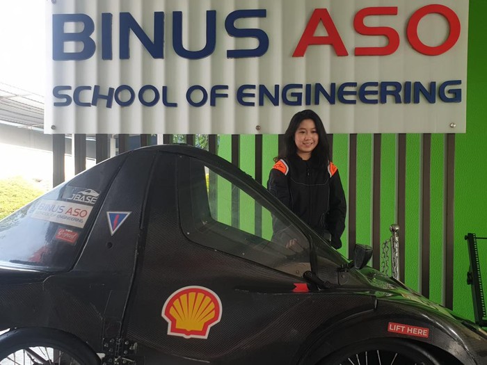 Syerine Eunike yang akan mengemudikan mobil ramah lingkungan karya DBASE Team Binus ASO dalam ajang Shell Eco-Marathon 2023 di Sirkuit Mandalika awal Juli mendatang.