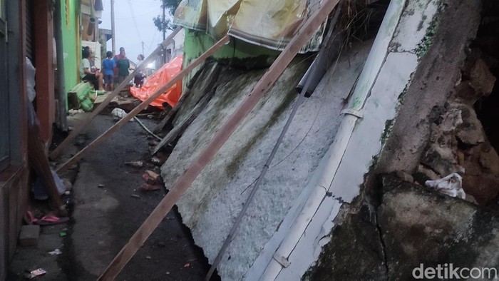 Talut longsor menutup akses rumah warga di Wonodri, Semarang, Selasa (27/6/2023).