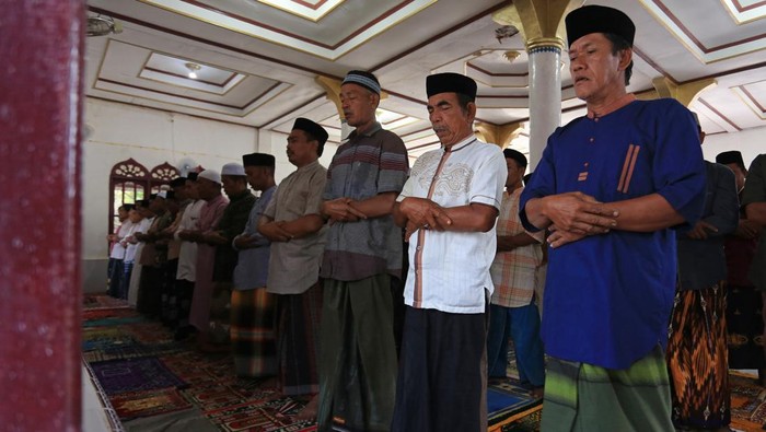 Jamaah Tarekat Syattariah melaksanakan shalat Idul Adha 1444 Hijriah di Masjid Babul Hidayah Desa Lek Lek, Kecamatan Panton Reu, Aceh Barat, Aceh, Selasa (27/6/2023). Jamaah Tarekat Syattariah di tujuh desa di kabupaten itu melaksanakan shalat Idul Adha 1444 H lebih awal dari jadwal yang ditetapkan pemerintah. ANTARA FOTO/Syifa Yulinnas/nym.