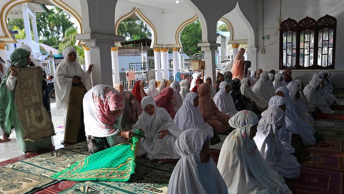 Tarekat Syattariah Gelar Salat Idul Adha Hari Ini Jamaah Tarekat Syattariah melaksanakan shalat Idul Adha 1444 Hijriah di Masjid Babul Hidayah Desa Lek Lek, Kecamatan Panton Reu, Aceh Barat, Aceh, Selasa (27/6/2023). Jamaah Tarekat Syattariah di tujuh desa di kabupaten itu melaksanakan shalat Idul Adha 1444 H lebih awal dari jadwal yang ditetapkan pemerintah. ANTARA FOTO/Syifa Yulinnas/nym.