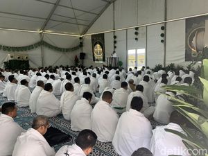 Momen Ratusan Jemaah Maktour Wukuf di Arafah
