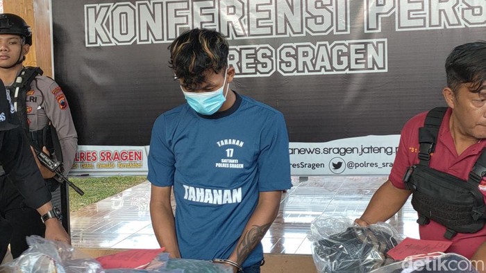 Tersangka Ari Aprian (23) tersangka pembunuh wanita Klodran ditutup daun pisang di Sragen. Tersangka dihadirkan di Mapolres Sragen, Selasa (27/6/2023).