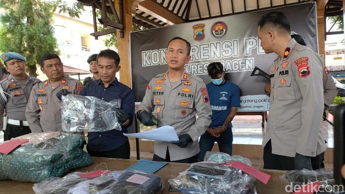Tersangka Ari Aprian (23) tersangka pembunuh wanita Klodran ditutup daun pisang di Sragen. Tersangka dihadirkan di Mapolres Sragen, Selasa (27/6/2023).