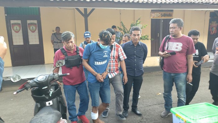 Tersangka Ari Aprian (23) tersangka pembunuh wanita Klodran ditutup daun pisang di Sragen. Tersangka dihadirkan di Mapolres Sragen, Selasa (27/6/2023).