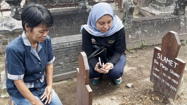 Tim berbuatbaik.id mengunjungi makam Kakek Slamet, lansia penderita anemia di Yogyakarta. Alm Kakek Slamet adalah salah satu penerima donasi sahabat baik.