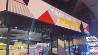 Juga ada area party room yang mampu menampung 90 orang. Jadi bisa kamu gunakan untuk pesta ulang tahun ataupun gathering bersama teman-teman.