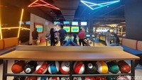 Untuk pecinta bowling, Timezone menghadirkan 8 lintasan Social Bowling, yang terdiri dari 4 lintasan short lane bowling, dan 4 lintasan medium lane bowling.