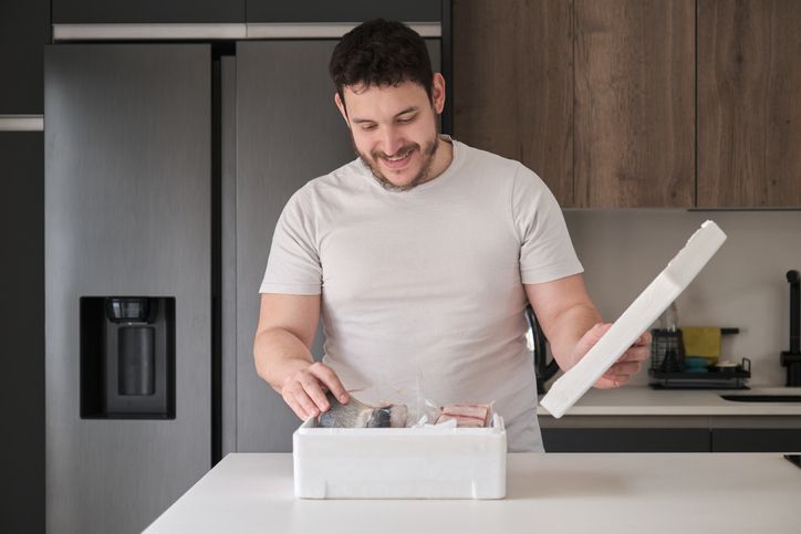 Tips menyimpan daging tanpa kulkas bisa memanfaatkan styrofoam berisi es batu.