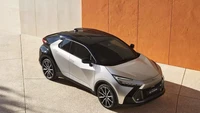Tampilan futuristis pun makin kental lantaran penggunaan Day Time Running Light (DRL) yang berbentuk huruf C menyatu dengan rapih bersama lampu utama. Foto: Toyota