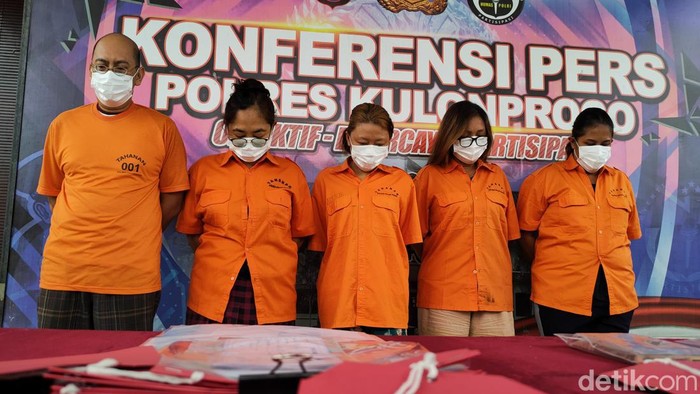 Kelima tersangka kasus TPPO saat dihadirkan dalam jumpa pers di Mapolres Kulon Progo, Selasa (27/6/2023).